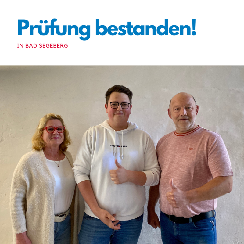 Zwei Knoop Mitarbeiter gratulieren jungem Kollegen zur bestandenen Prüfung