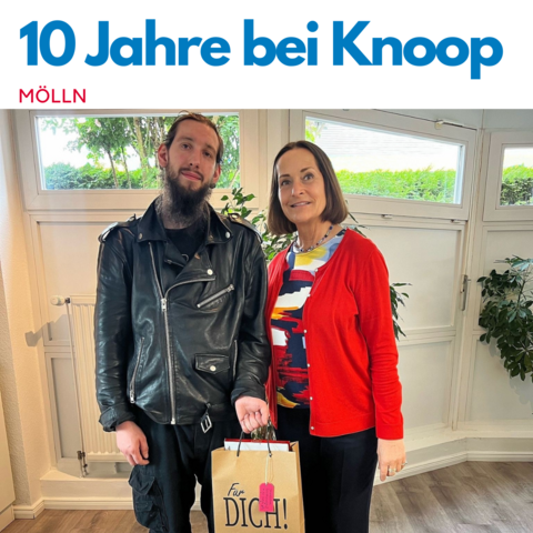 Eine Knoop Mitarbeiterin gratuliert Mitarbeiter zum 10 jährigen Jubiläum