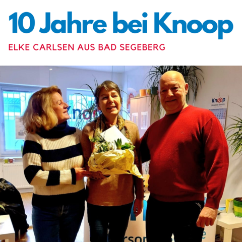 2 Knoop Mitarbeiter gratulieren eine Kollegin zum Jubiläum mit einem Blumenstrauß